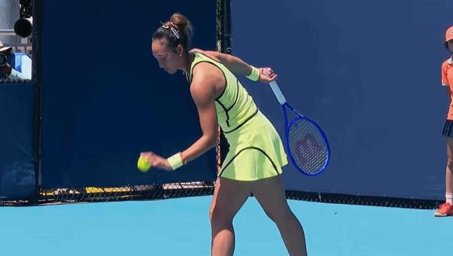 郑钦文横扫前美网冠军 强势晋级32强