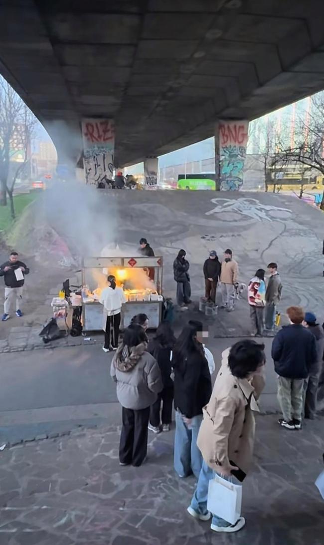 英国桥洞现中国烧烤摊 烤茄子卖41元