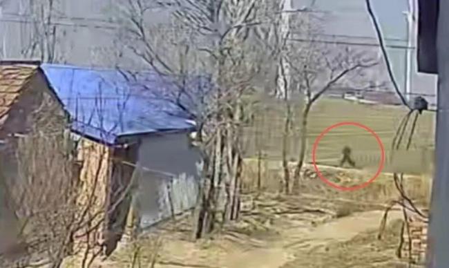 大爷救起落水祖孙 家属登门跪谢恩人 76岁老人勇救两女孩