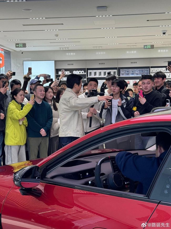 新SU7激发中国新能源车消费热 门店现场火爆