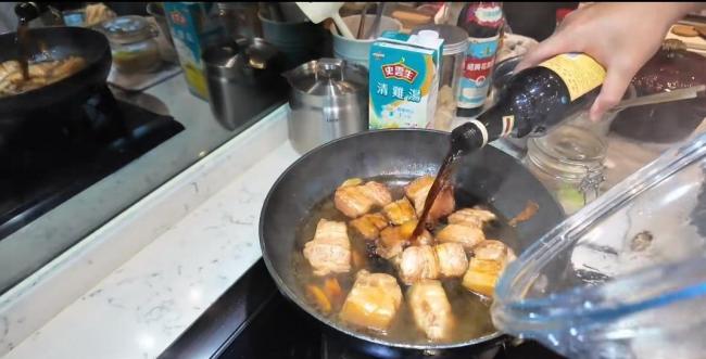 陈赫张子萱带女儿做客王祖蓝家