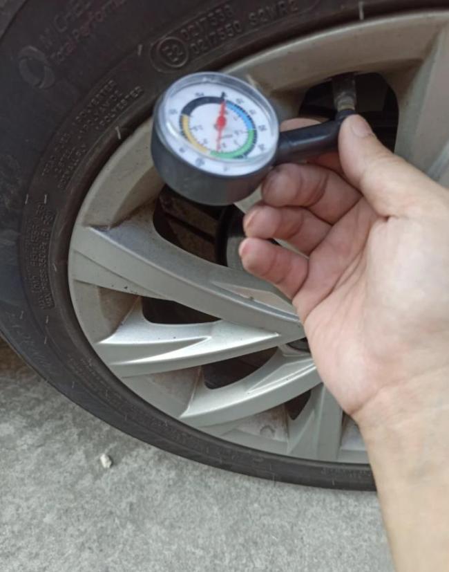 有车主已提前加满油：排队半小时也值 油价上涨引发加油热潮