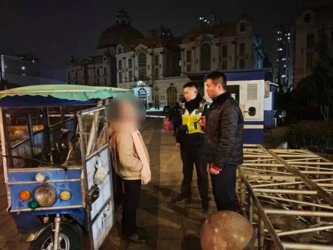 女子遇警察盘查调转车头逃离