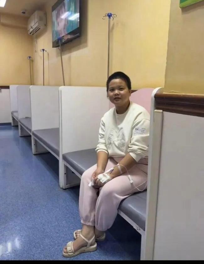 女孩乘地铁吐血后立即拿衣服擦拭 感动众人善举