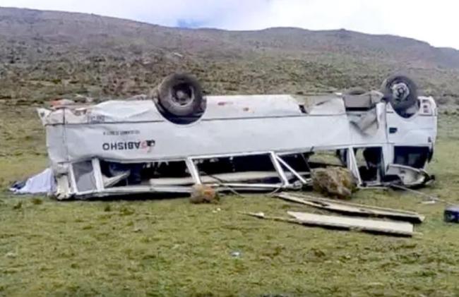 秘鲁巴士坠入山谷致8死12伤 事故原因待查