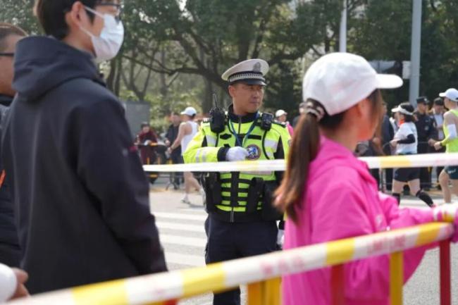 3.5万人逐梦锡马 无锡公安温暖护航 科技与温情同行