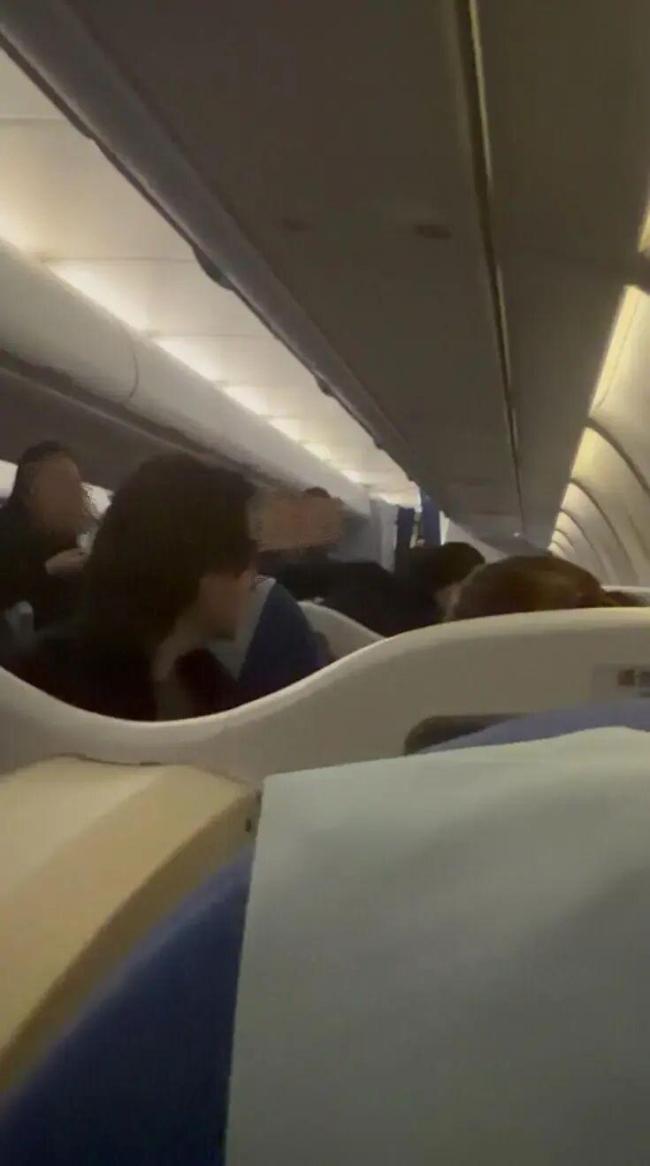 北京飞上海航班落地后机舱出现火情