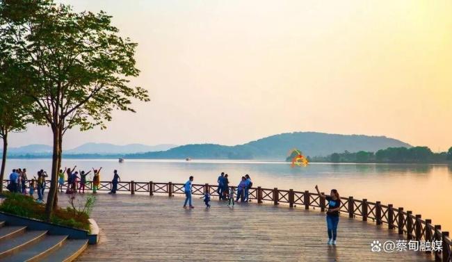 蔡甸藕粉大集绿豆包亮相汉马赛道 暖心关怀跑者