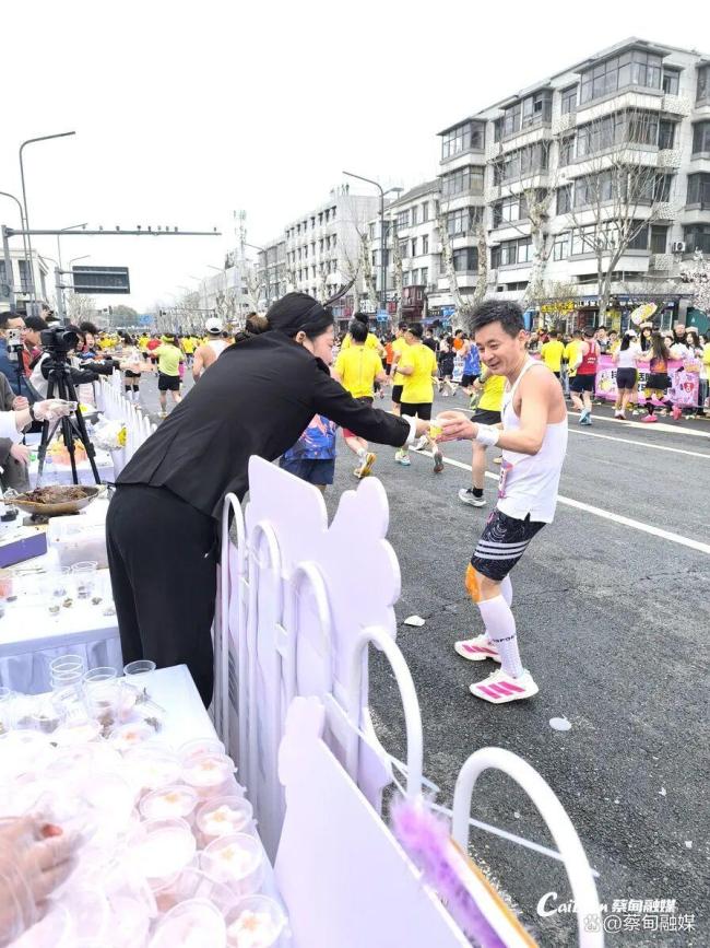 蔡甸藕粉大集绿豆包亮相汉马赛道 暖心关怀跑者