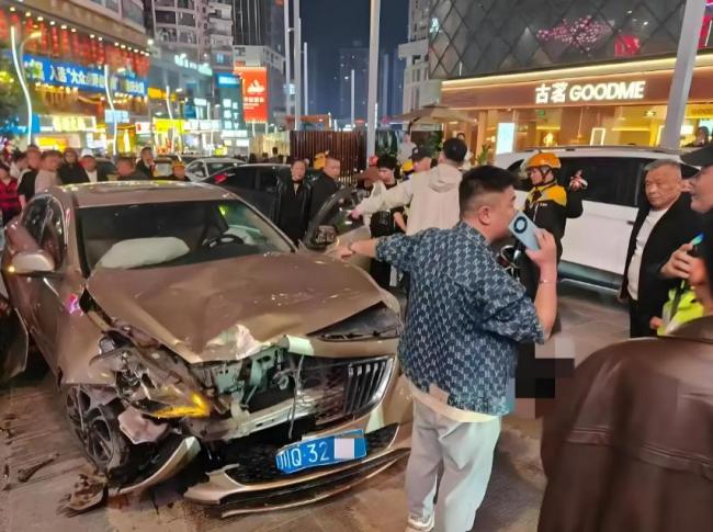 男子疑突发疾病致车辆失控