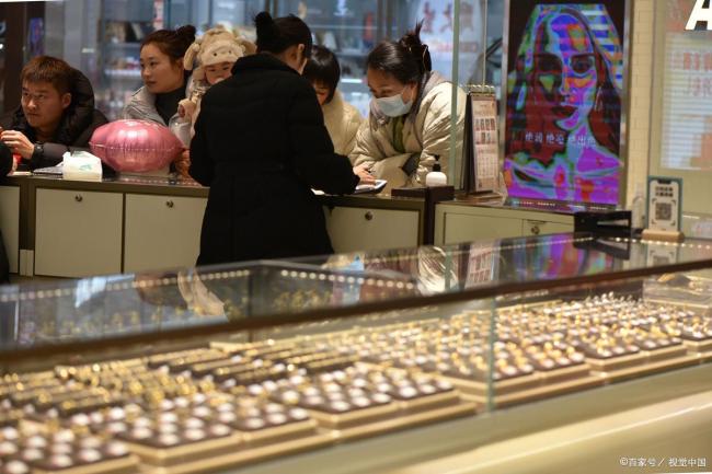 黄金暴跌买五金便宜了1万多