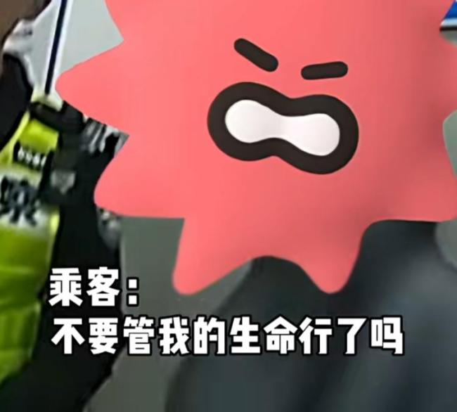 一女子手机不慎掉入地铁轨道 执意翻下轨道捡手机