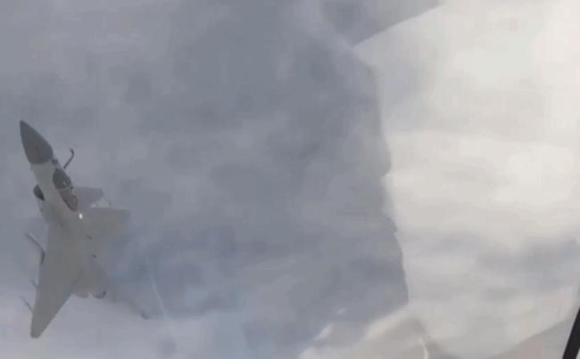 歼-10战机体系攻防演练现场直击 锤炼空天制胜本领