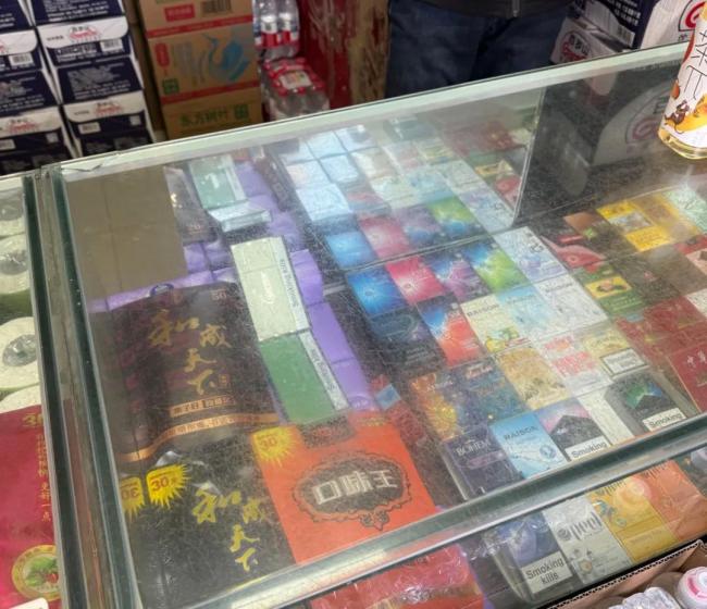 20分钟近10名家长在校门口吸烟 孩子被迫吸二手烟