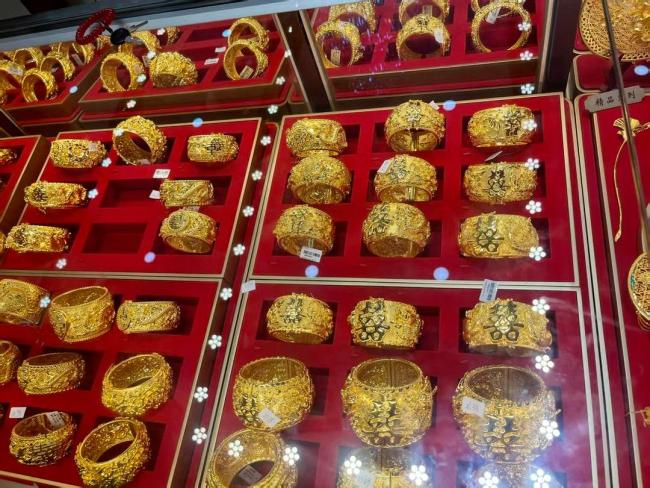 黄金连续大跌 探访长沙金店 投资者抄底未果心态分化