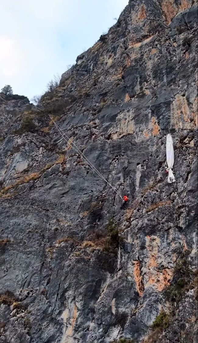 女子跳伞遇险 被困300米悬崖5小时 极限运动爱好者获救