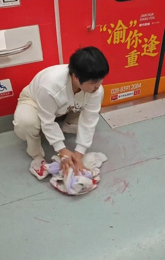 地铁吐血擦净地板女孩已转到华西医院