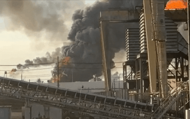 美国得州一炼油厂发生爆炸 浓烟滚滚居民避难