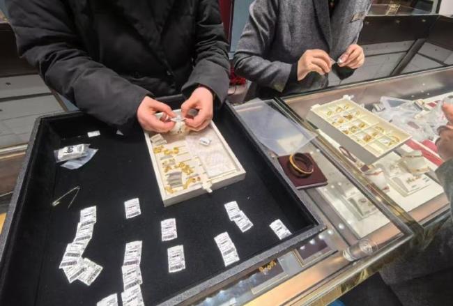 金价九连跌周大福涨价暂缓 消费者心态复杂