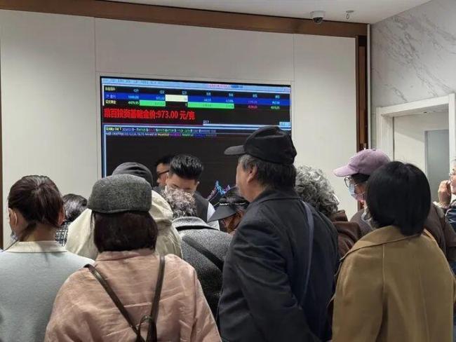 菜百有人卖金套现后拉行李箱离开