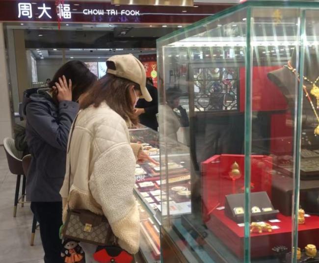 金价九连跌周大福涨价暂缓 消费者心态复杂