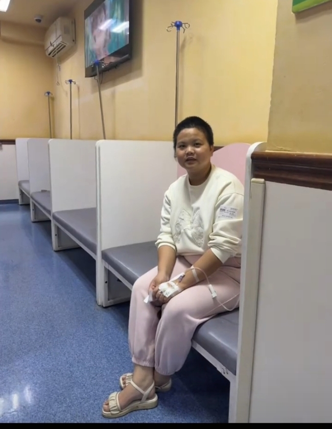 女孩地铁吐血后脱外套将地板擦干 坚强女孩感动众人