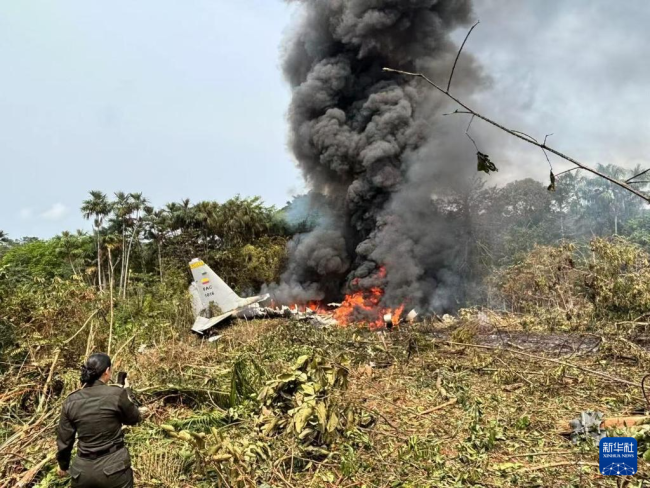 哥伦比亚一军用运输机坠毁