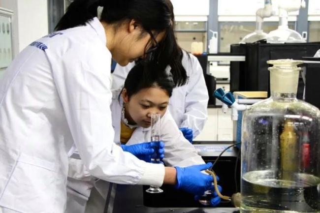 “化妆品”课热度极高！高校回应 学生亲手制口红