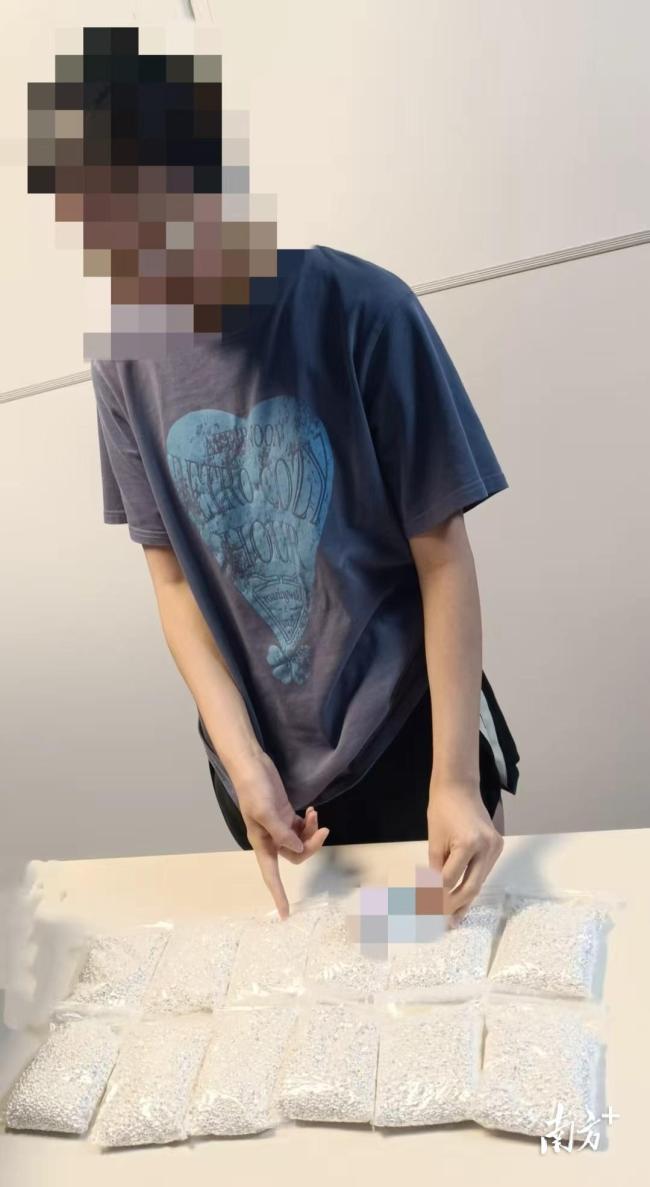 女子绑14千克白银入境被查