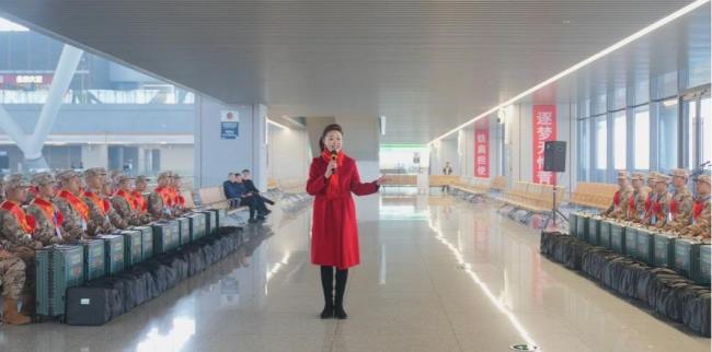 火车站里举办快闪活动欢送新兵 文艺献礼青春出征