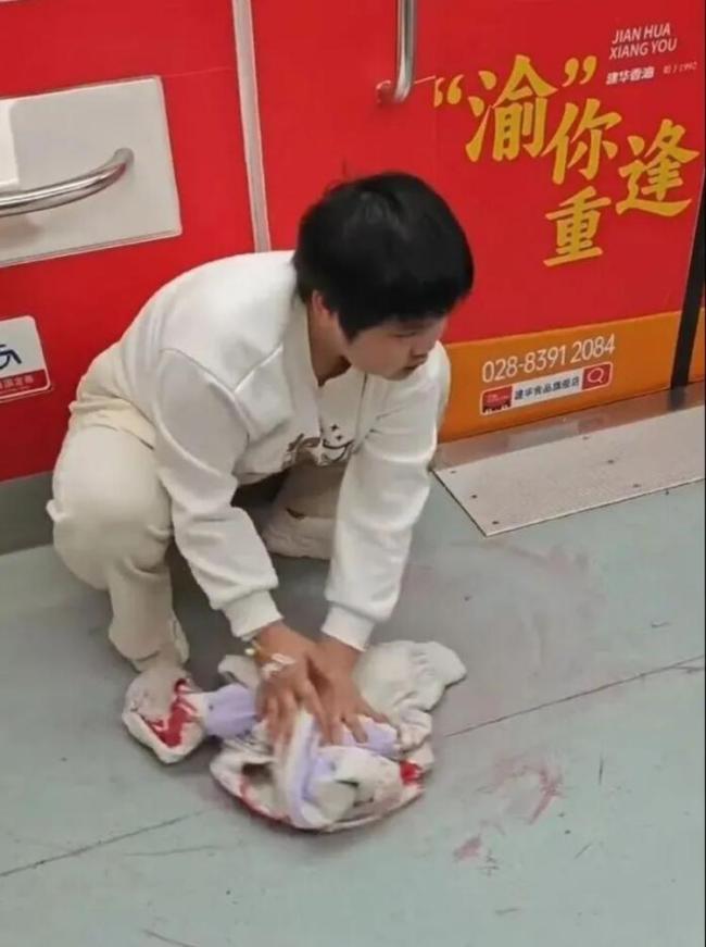 地铁擦血女孩值得世间所有温柔