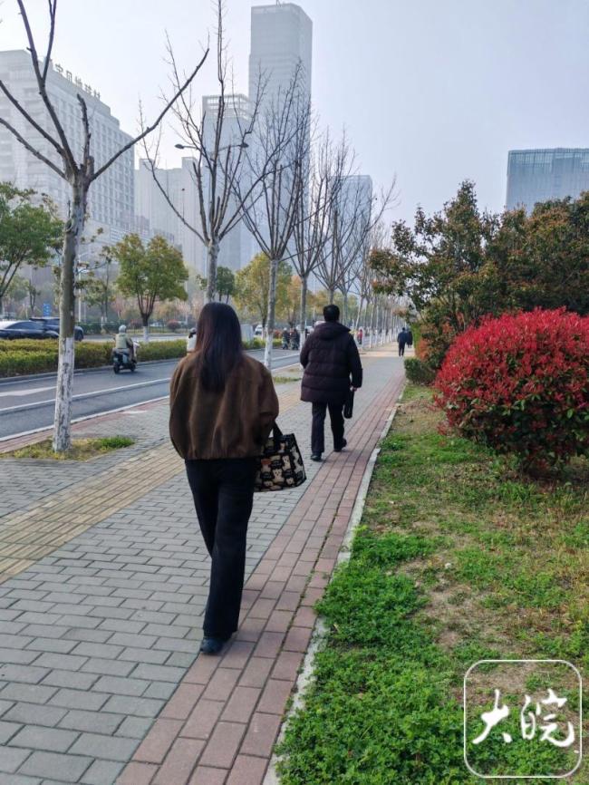 合肥街头现“早穿棉袄午穿纱”景象