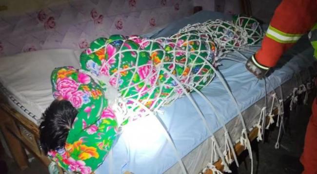 男子玩自捆被困外卖小哥报警 网络挑战需谨慎