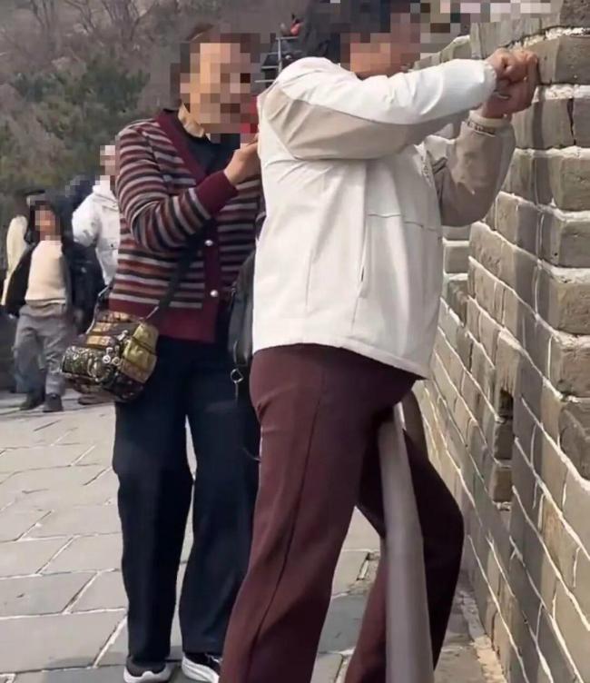 张某霞姐妹成功引起警方注意