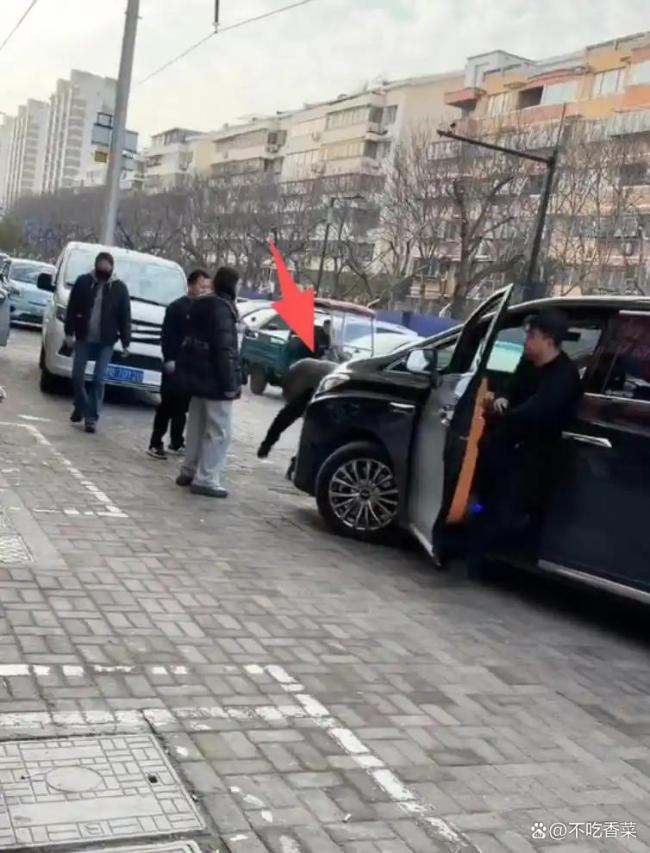 男子与黑车发生冲突后“报复” 头撞车闹剧引发热议