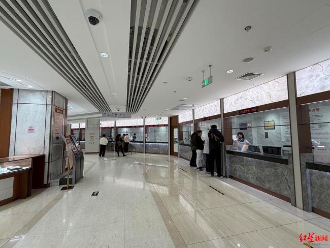 有金店10克20克重投资金条卖断货 金价下跌引发抢购热潮