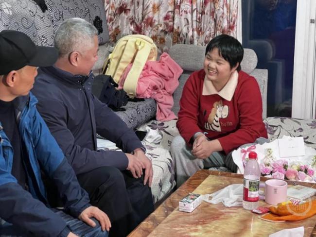 地铁呕血女孩患罕见病8年花费超百万 善举感动全网