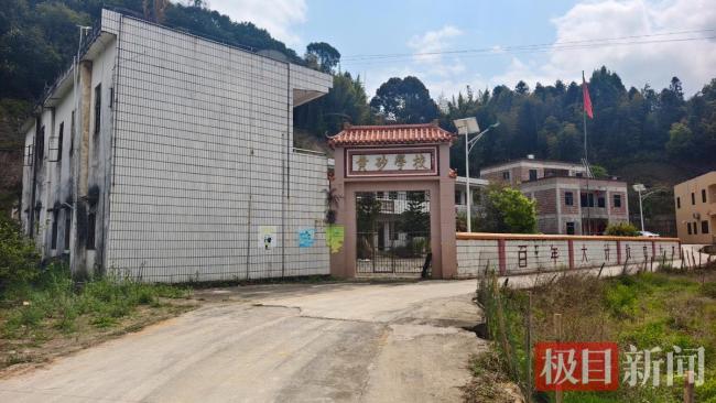 与梅姨同居三年老汉家门窗紧闭 探访人贩子藏身地