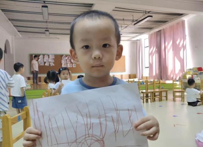 萌娃口袋里装满了“西瓜虫” 好奇心与想象齐飞