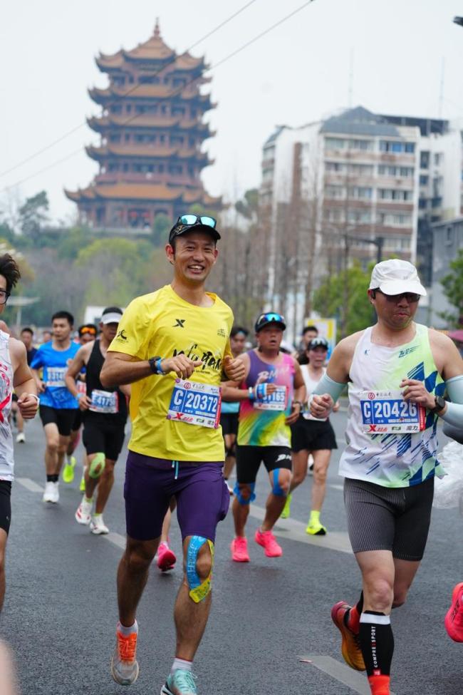 科学老师跑马拉松 还带一群孩子追风
