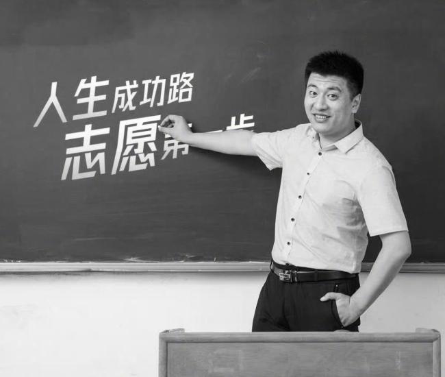 郑州大学校友会悼念张雪峰