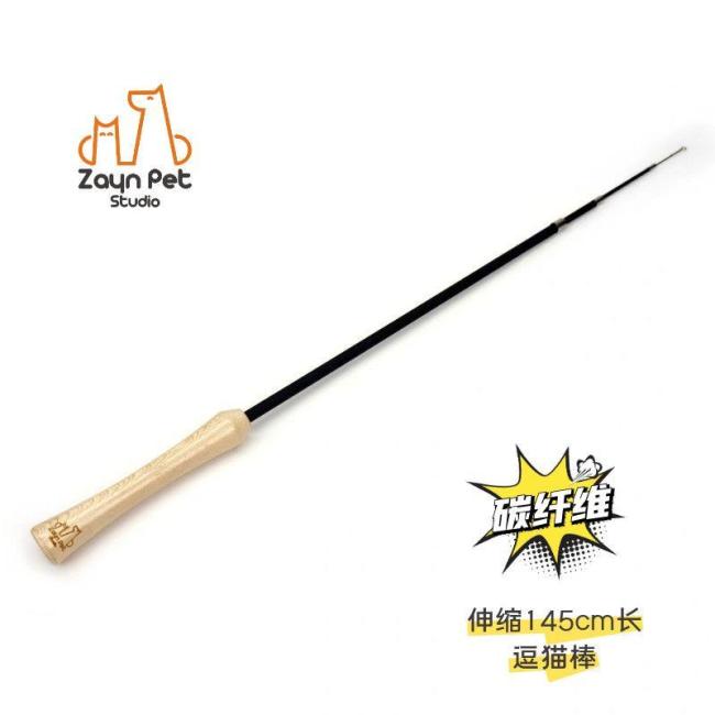 小猫第一次见这么大的逗猫棒 租房族互动新选择