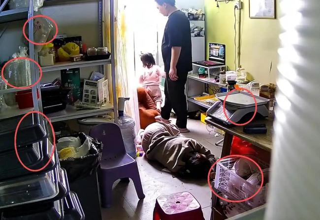 女子低血糖晕倒 老公无动于衷 2岁女儿急哭求助