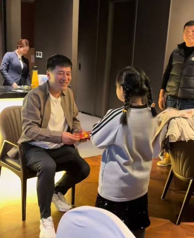 员工称张雪峰公司内拆掉红色装饰 红联虽拆初心未凉