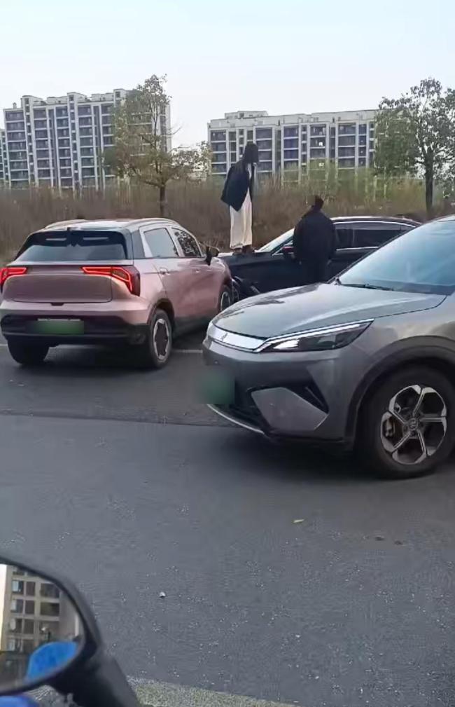 一男一女当街发生冲突？当地回应