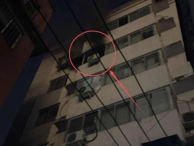 “免费烟花烫值了”他笑了网友心疼了