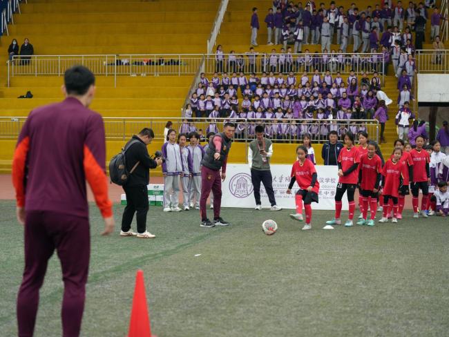 中国U23男足进校园