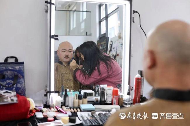 小伙横店演“公公”走红 日入四位数