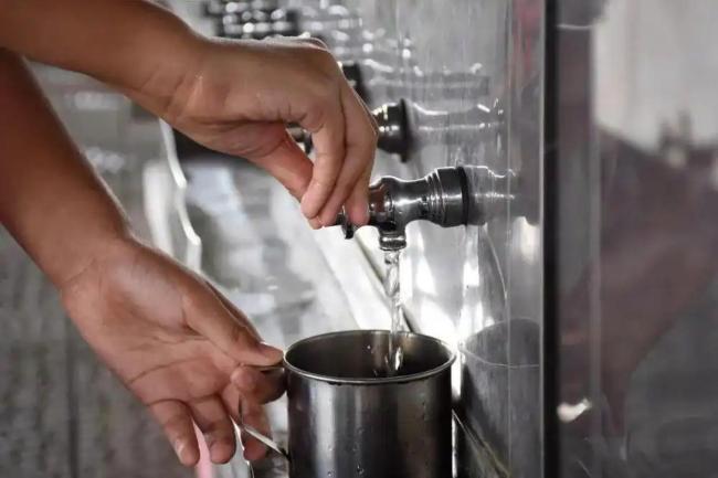 学生喝口热水都计费 这钱不烫手吗 校园饮水收费引争议