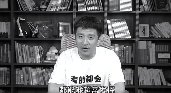 张雪峰公司楼下摆满鲜花 网友自发悼念